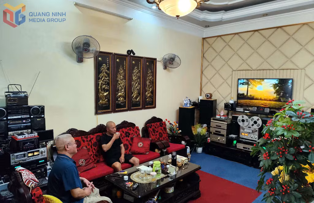 Với những người đam mê âm nhạc cổ, việc được cùng bạn bè thảnh thơi thưởng thức nhạc, trò chuyện là niềm vui lớn.