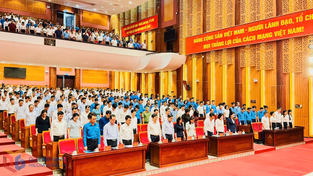 Các đại biểu tham dự hội nghị dành một phút mặc niệm, tưởng nhớ Nguyên Chủ tịch Nước Trần Đức Lương.