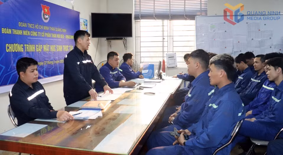 Công trường Khai thác 2, Công ty CP Than Núi Béo tổ chức gặp mặt, trao đổi với học viên thực tập.