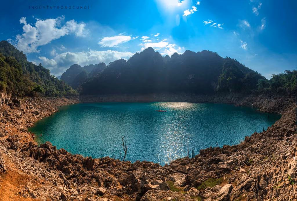 Không xa vịnh là hồ Mắt Ngọc – một hồ nước nhỏ ẩn mình giữa thung lũng, bao quanh bởi núi đá vôi và rừng cây. Ảnh: Nguyễn Trọng Cung