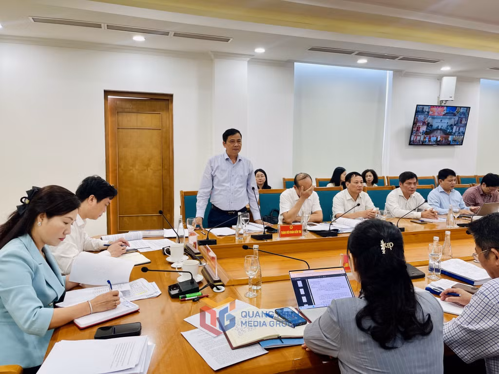 Đại diện Đoàn công tác của Bộ GD&amp;ĐT phát biểu ý kiến tại buổi làm việc.