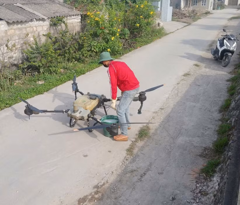 Nông dân Phương Nam làm quen với máy bay nông nghiệp để phun thuốc bảo vệ thực vật trên vườn vải chín sớm.