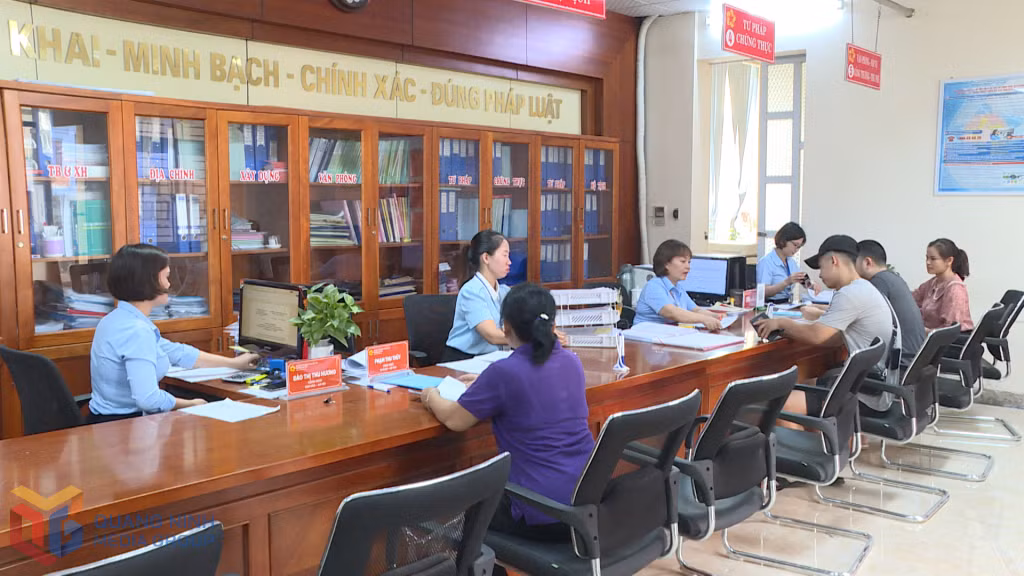 Người dân đến giải quyết TTHC tại Bộ phận tiệp nhận và trả kết quả hiện đại phường Cao Xanh, TP Hạ Long. Ảnh Việt Hưng