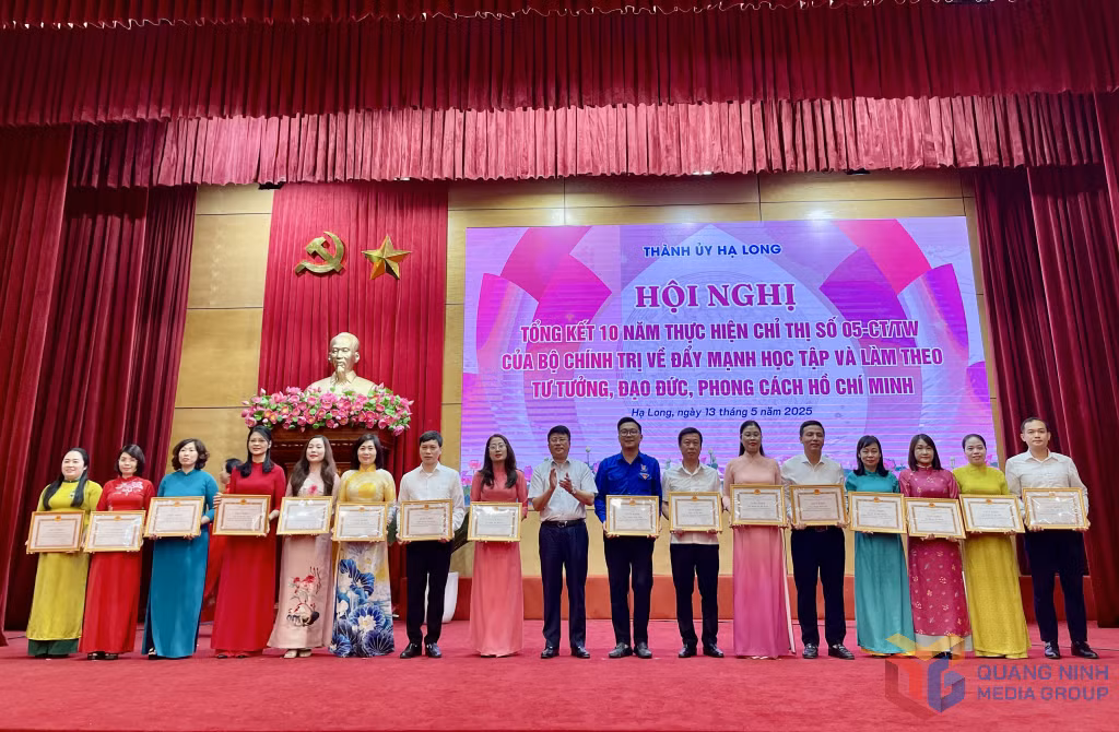 Các đồng chí lãnh đạo thành phố trao Giấy khen cho các tập thể, cá nhân có thành tích xuất sắc trong phong trào thi đua “Học và làm theo Bác” giai đoạn 2016-2025; phong trào “Học và làm theo Bác” năm 2024.