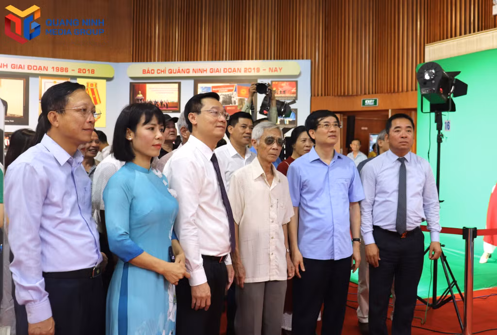 Các đại biểu tham quan khu vực lịch sử báo chí Việt Nam. 