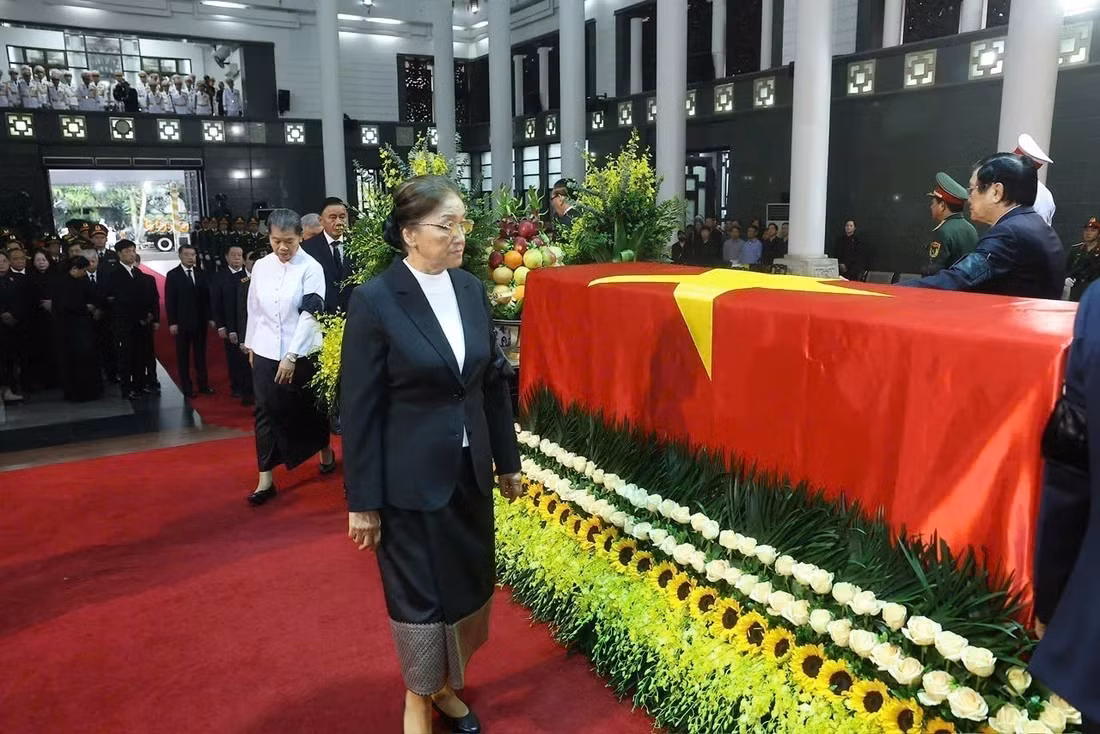 Phó Chủ tịch nước Lào Pany Yathotou đi quanh linh cữu lần cuối, tiễn biệt nguyên Chủ tịch nước Trần Đức Lương - Ảnh: TTXVN