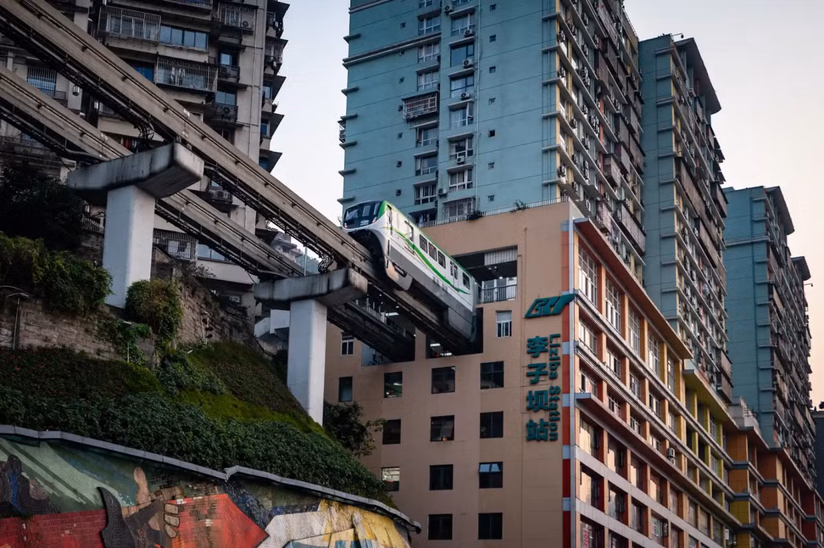 Tàu điện ngầm số 2 đi xuyên qua chung cư 19 tầng ở Trùng Khánh.