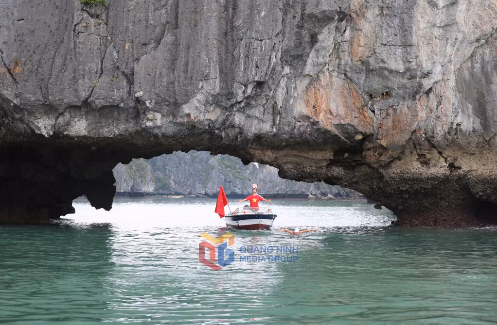 Vận động viên bơi lội Nguyễn Thị Ánh Viên và vận động viên Đỗ Kim Phúc thực hiện lập kỷ lục Bơi kéo thuyền kết hợp biểu diễn bóng đá nghệ thuật trên quãng đường dài nhất tại Vịnh Hạ Long tại khu vực Hòn Cọc Chèo.
