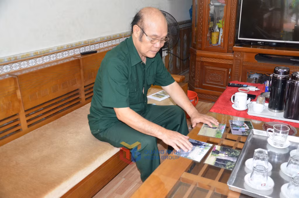 CCB Lê Long Triệu xem lại hình ảnh về thời gian ông cùng người thân đi tìm mộ liệt sĩ.