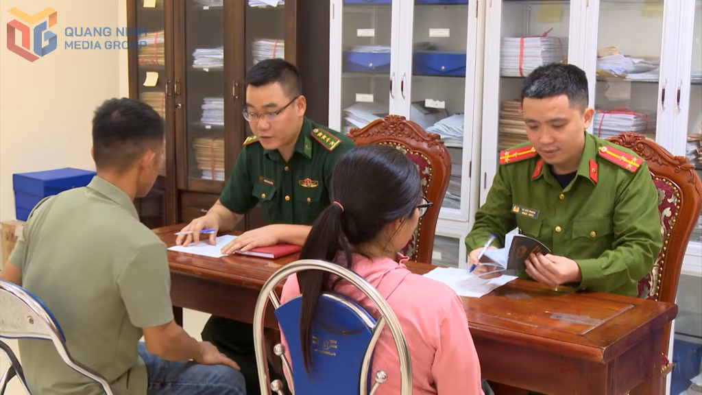 Chi và Hải bị các lực lượng chức năng bắt giữ khi nhập cảnh trở lại Việt Nam.