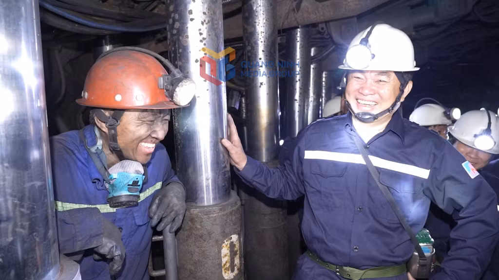 Phóng viên Trung tâm Truyền thông tỉnh Quảng Ninh ghi lại khoảnh khắc ông Ngô Hoàng Ngân, Chủ tịch HĐTV Tập đoàn Công nghiệp Than - Khoáng sản Việt Nam, trò chuyện với công nhân mỏ Núi Béo.