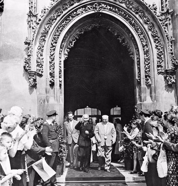Chủ tịch Hồ Chí Minh đến thăm Tòa thị chính Praha trong chuyến thăm hữu nghị Tiệp Khắc (18/7/1957). (Ảnh: TTXVN)
