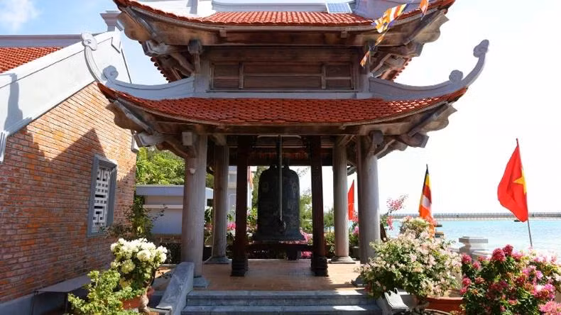 Dưới bàn tay chăm sóc tỉ mỉ của sư thầy, hoa lá luôn rực rỡ.