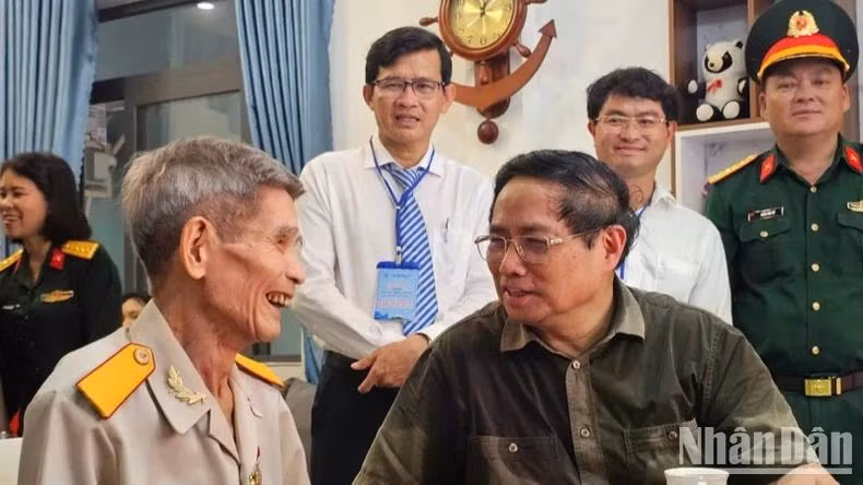 Thủ tướng Phạm Minh Chính thăm thương binh, cựu tù Côn Đảo Nguyễn Xuân Viên (Ảnh: VŨ TÂN).