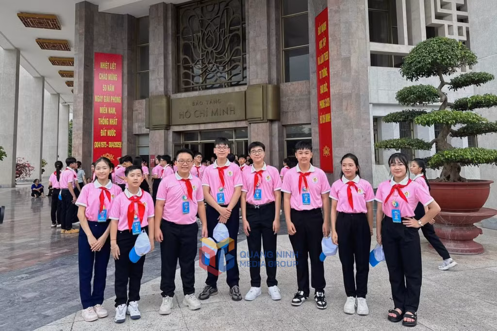 Đào Đức Anh (thứ 2, từ trái sang) là thành viên nhỏ tuổi nhất trong đoàn thiếu nhi Quảng Ninh tham dự Đại hội Cháu ngoan Bác Hồ toàn quốc lần thứ X, năm 2025.