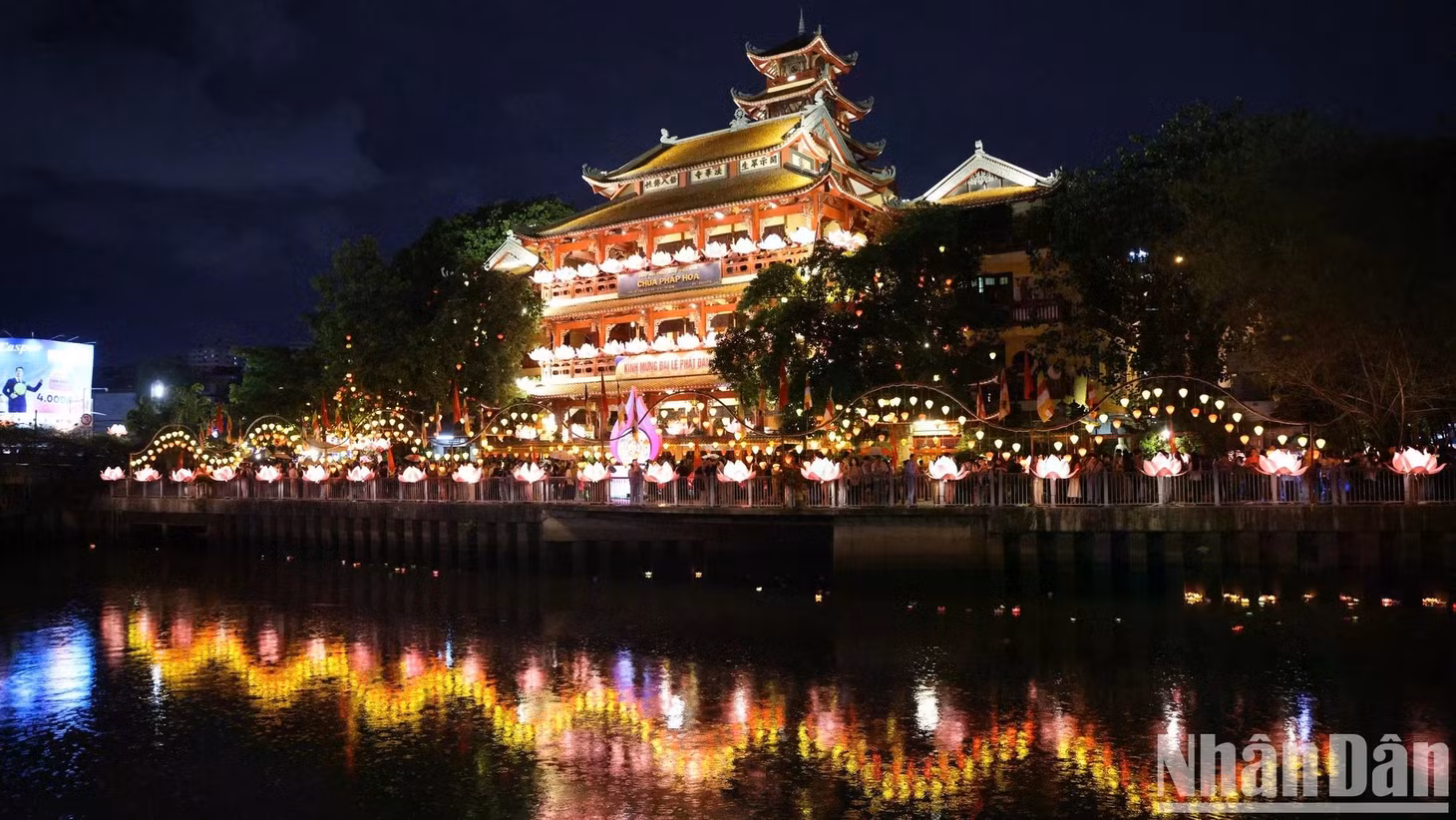 Đại lễ không chỉ là cơ hội để mọi người cầu bình an, may mắn cho bản thân, gia đình mà còn là khoảng thời gian được tìm hiểu về Phật pháp, hòa mình vào không khí vui tươi, nhộn nhịp mừng ngày Đức Thế Tôn giáng trần.