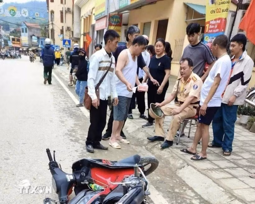 Thiếu tá Hoàng Văn Huấn (Phòng CSGT Công an tỉnh Cao Bằng) bị thương khi làm nhiệm vụ. (Ảnh: TTXVN phát)