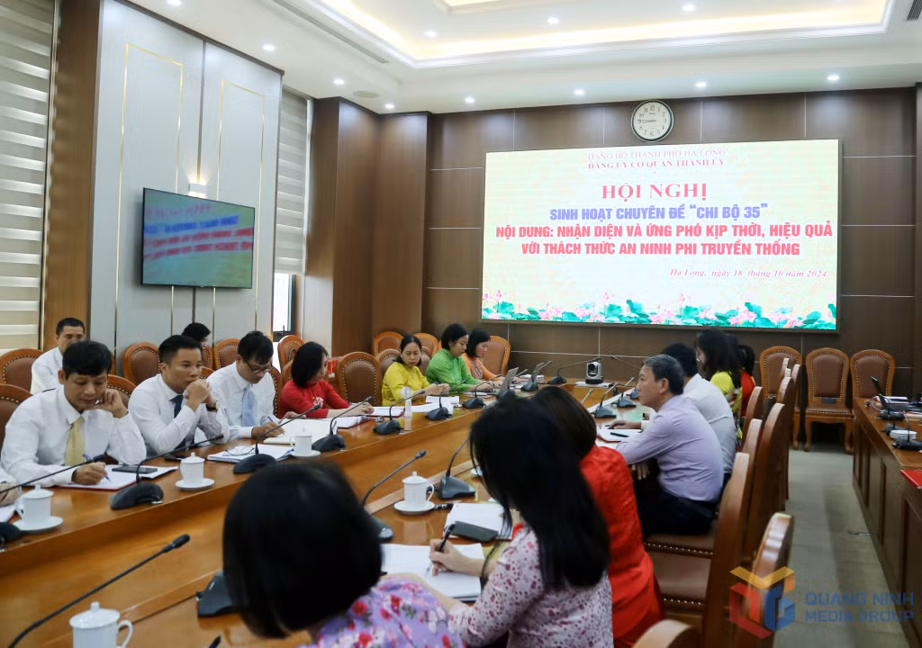 Đảng ủy Cơ quan Thành ủy Hạ Long sinh hoạt chuyên đề “Chi bộ 35”.