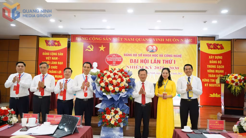 Lãnh đạo tỉnh tặng hoa chúc mừng Đại hội.