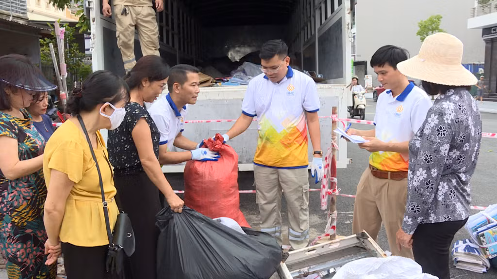 Chương trình “Vracbank - Gửi rác, rút tiền” của Công ty CP Xi măng và Xây dựng Quảng Ninh góp phần tiết kiệm tài nguyên, bảo vệ môi trường.