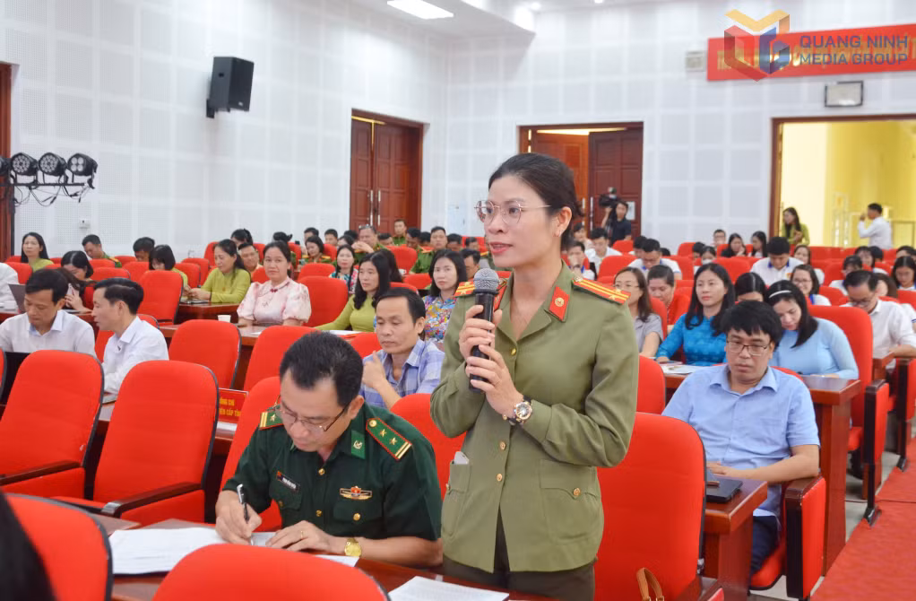 Các đại biểu phát biểu thảo luận tại hội thảo.