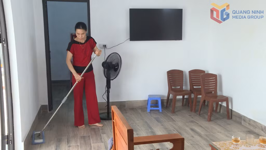Nhờ có sự giúp đỡ của MTTQ phường và các mạnh thường quân, chị Lê Thị Hường, tổ 10, khu 5 (phường Hà Tu, TP Hạ Long) đã sửa sang được lại căn nhà khang trang, kiên cố hơn.