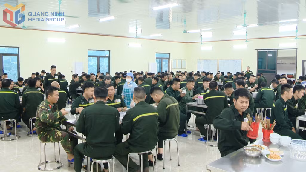 Đời sống của cán bộ, chiến sĩ, công nhân, lao động ngày càng được nâng lên.