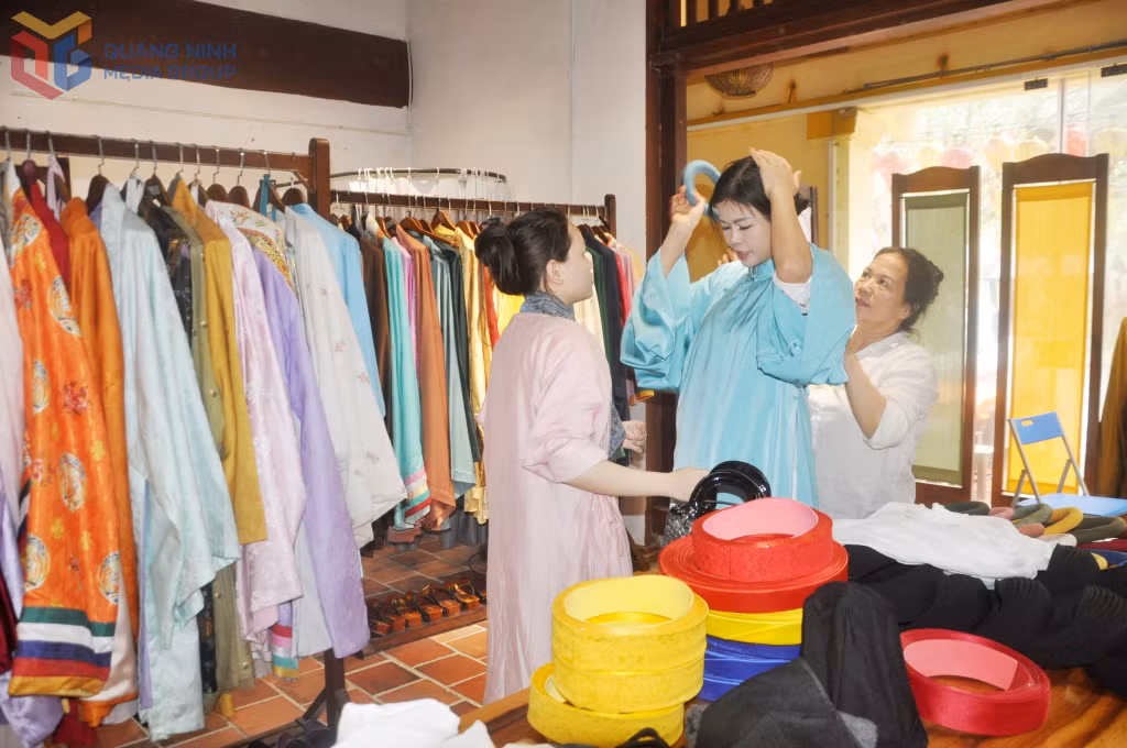 Chị Mai giúp du khách chọn trang phục, phụ kiện phù hợp với cổ phục tại Yên Tử.