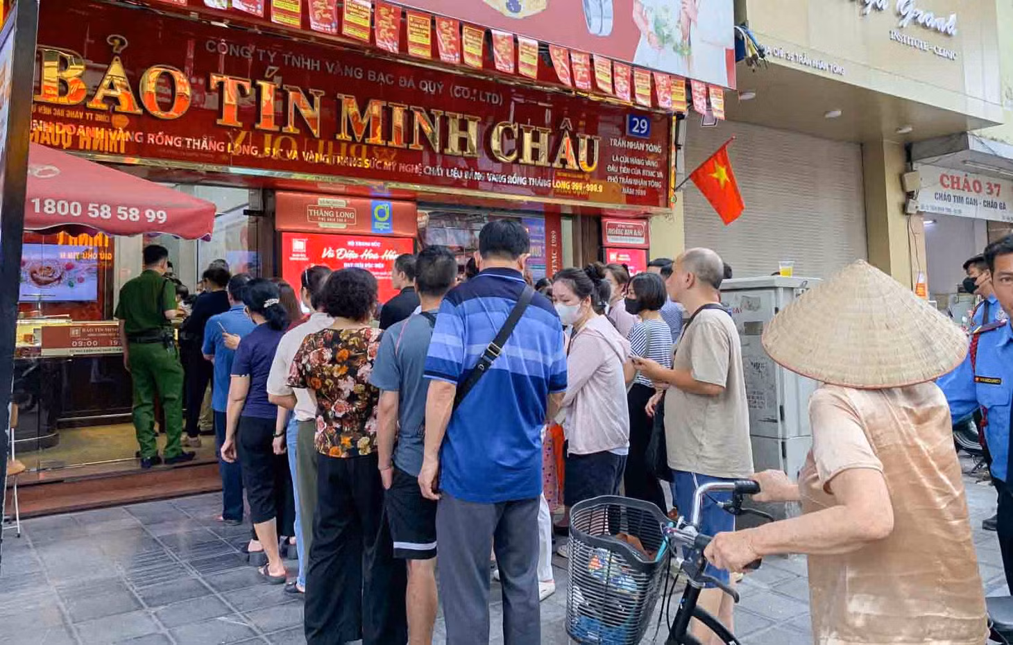 Nhiều người xếp hàng trước một cửa hàng chờ mua vàng. Ảnh: Phan Anh