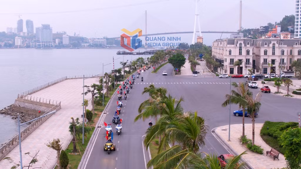 Các thành viên Câu lạc bộ Mô tô Quảng Ninh cùng một số Câu lạc bộ mô tô của các tỉnh, thành phía Bắc diễu hành qua cung đường bao biển Hạ Long - Cẩm Phả. Ảnh: Việt Anh