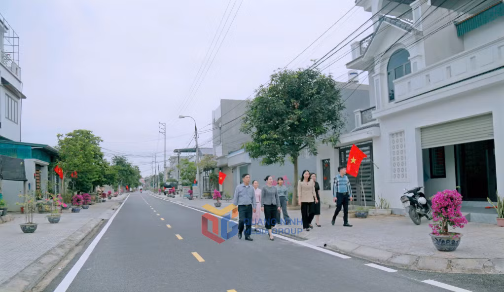 Mô hình dân vận khéo xây dựng tuyến đường hoa giấy do Hội Nông dân phường Đức Chính (TP Đông Triều) thực hiện.