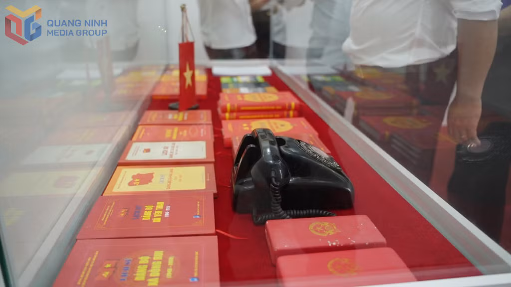 Nhiều hiện vật và tư liệu quý giá về huyện Tiên Yên qua các thời kỳ được trưng bày tại Nhà truyền thống của huyện.