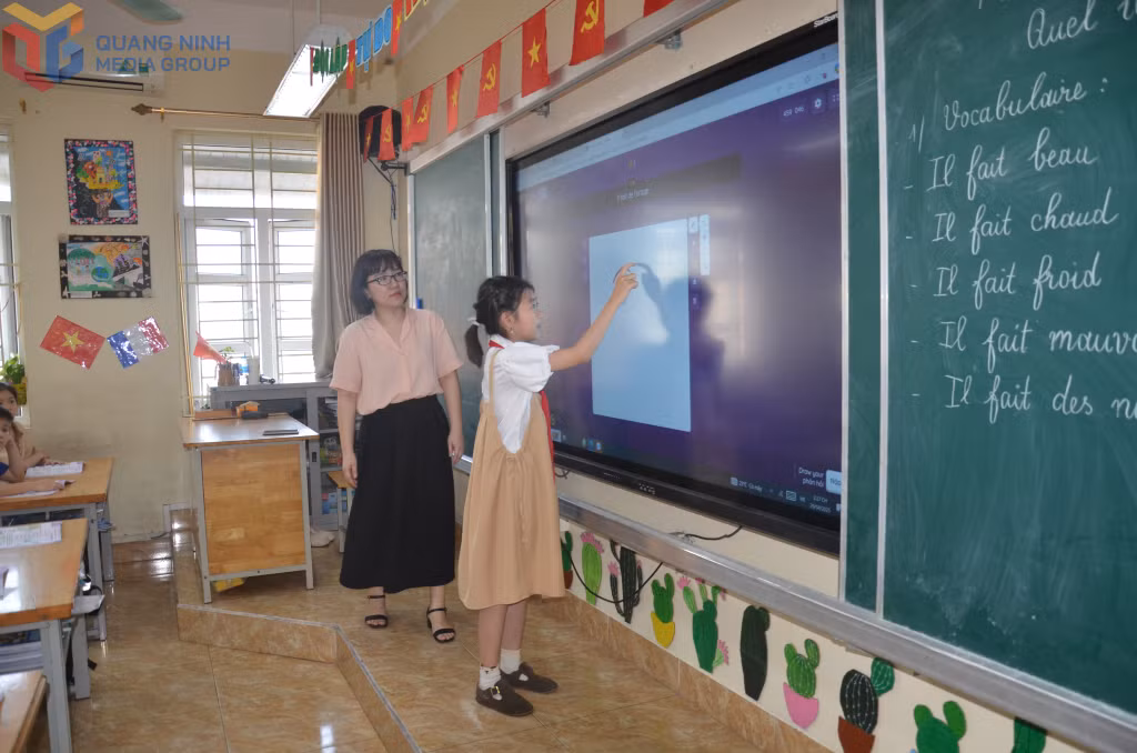 Sử dụng bảng thông minh, trong tiết học tiếng Pháp lớp 4a1, trường Tiểu học Hữu Nghị (TP Hạ Long).