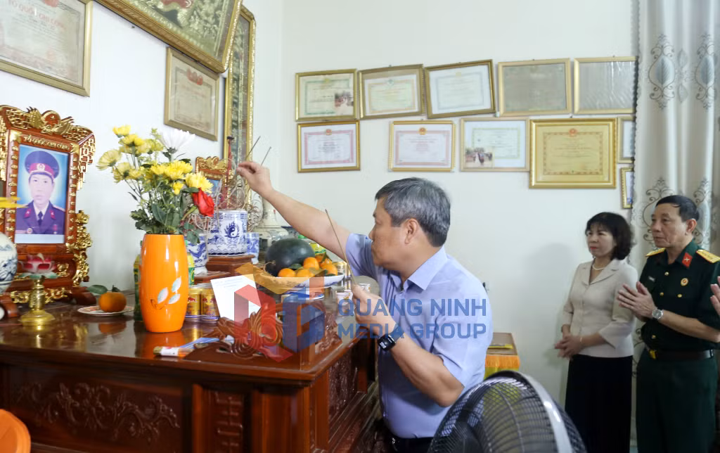 Đồng chí Vũ Đại Thắng, Ủy viên Trung ương Đảng, Bí thư Tỉnh ủy, Trưởng Đoàn ĐBQH tỉnh, thắp hương tưởng nhớ 2 liệt sĩ là con của Mẹ VNAH Phạm Thị Chuyên (5-2025). Ảnh: Thu Chung