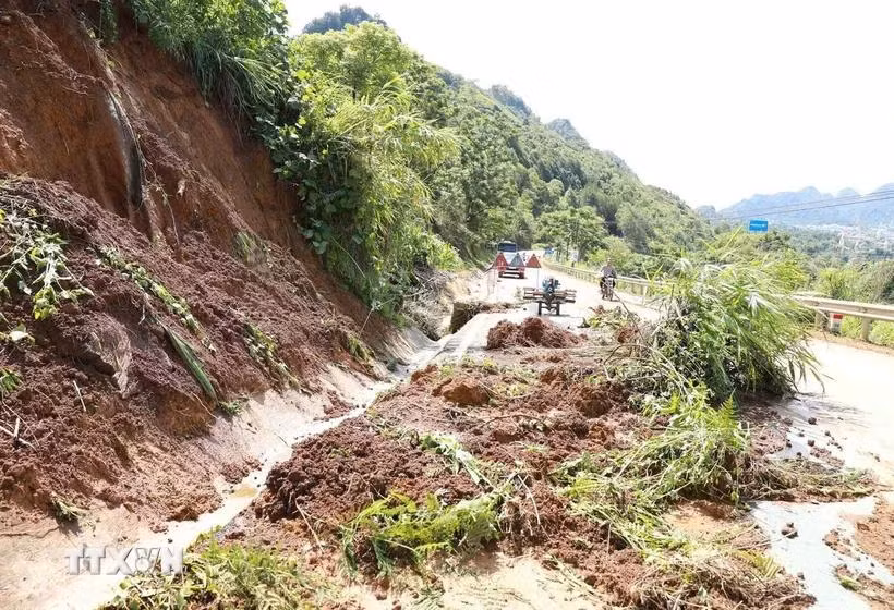 Do mưa lớn gây sạt lở đất gây mất an toàn giao thông trên Quốc lộ 4D đoạn giáp ranh giữ thành phố Lai Châu với huyện Phong Thổ. (Ảnh: Quý Trung/TTXVN)