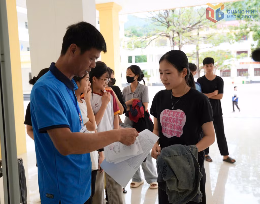 Cán bộ coi thi tại hội đồng coi thi Trường THPT Bình Liêu gọi thí sinh vào phòng thi và kiểm tra giấy báo dự thi, giấy tờ cá nhân của thí sinh. Ảnh: La Nhung (CTV)