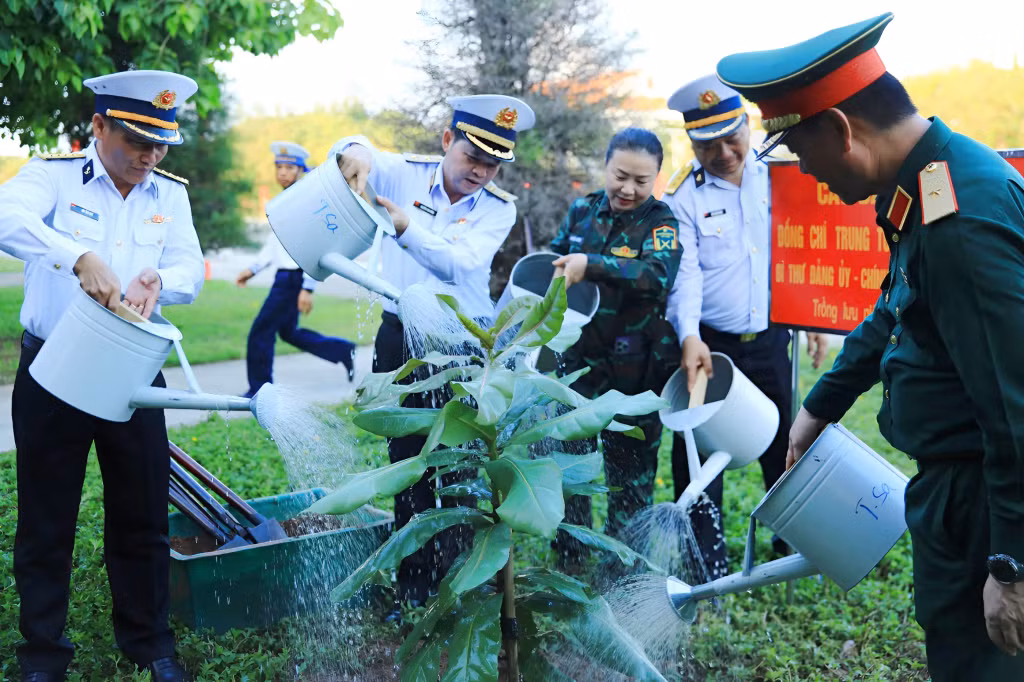 Đoàn công tác trồng cây bàng vuông trên đảo Trường Sa.