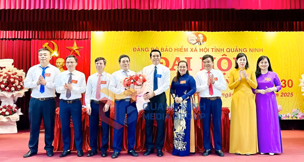 Đồng chí Vũ Ngọc Tuấn, Phó Bí thư Đảng ủy UBND tỉnh, chúc mừng BCH Đảng bộ Cơ quan BHXH tỉnh lần thứ VI, nhiệm kỳ 2025-2030 (5-2025). Ảnh: Dương Trường