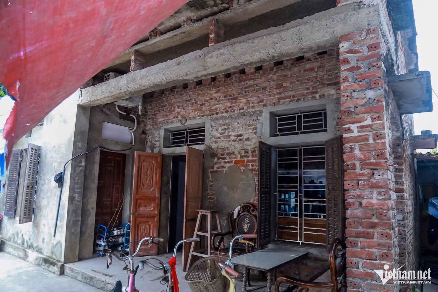 Căn nhà tuềnh toàng, nơi gia đình cháu M.T.A. sinh sống được thuê với giá 800.000 đồng/tháng
