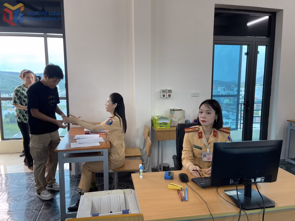 Cán bộ Phòng CSGT (Công an tỉnh) hướng dẫn học viên nội quy trước khi bước vào phòng thi lý thuyết.