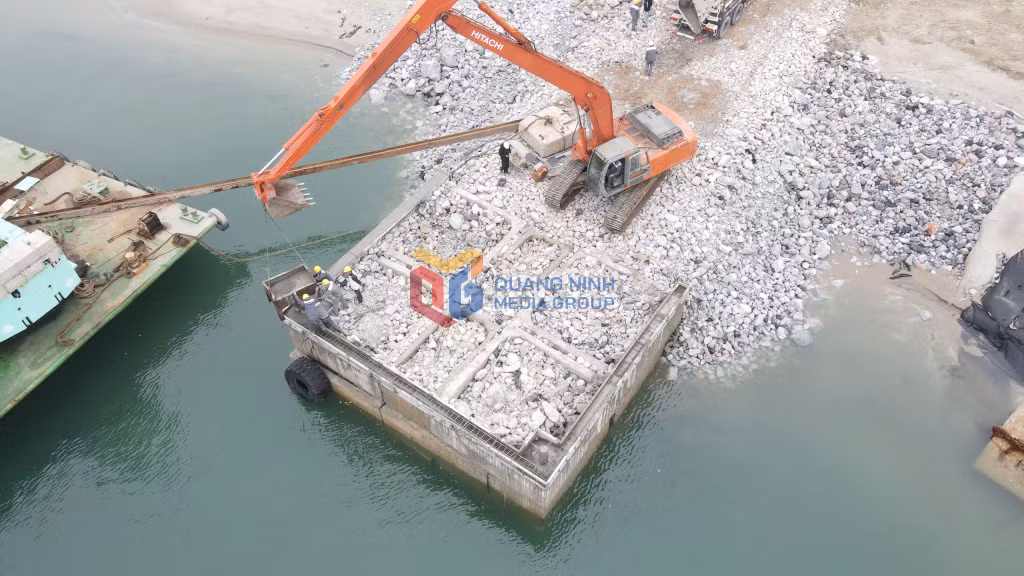 Thi công kè bảo vệ bờ Bến cảng tổng hợp Vạn Ninh.