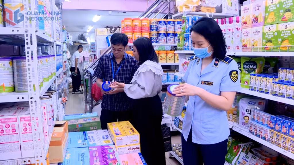 Ngành Công Thương kiểm tra sản phẩm sữa bột tại một cơ sở kinh doanh trên địa bàn TP Móng Cái.