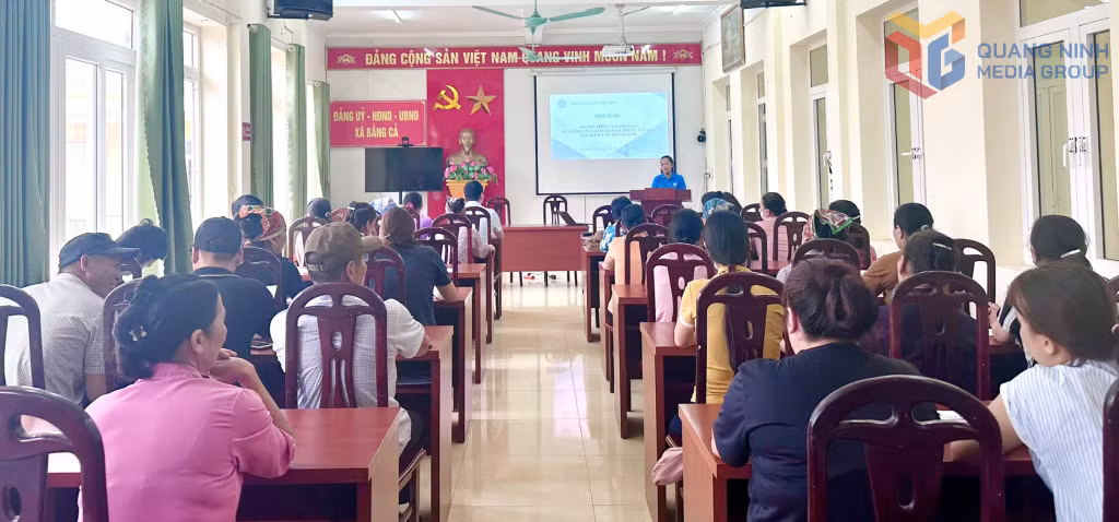 BHXH tỉnh phối hợp tổ chức tuyên truyền, phổ biến, đối thoại chính sách BHXH, BHYT tại xã Bằng Cả (TP Hạ Long) tháng 4/2025.