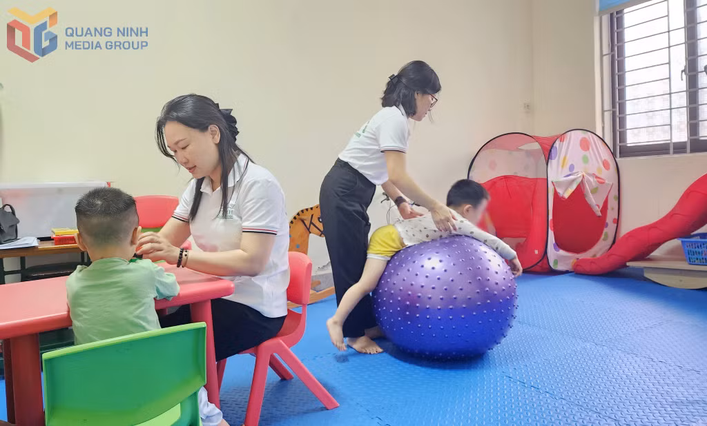 Từ năm 2012 đến nay, Trung tâm Công tác xã hội tỉnh duy trì mô hình sàng lọc, đánh giá và trị liệu cho trẻ tự kỷ, trẻ rối nhiễu tâm trí.