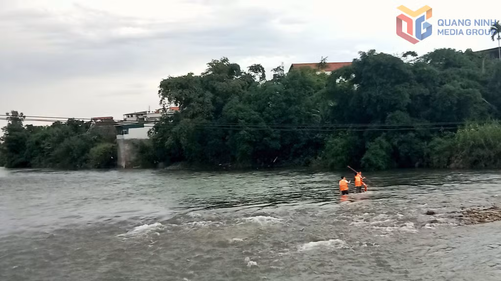 Lực lượng chức năng và người dân tìm kiếm nạn nhân trong vụ đuối nước.