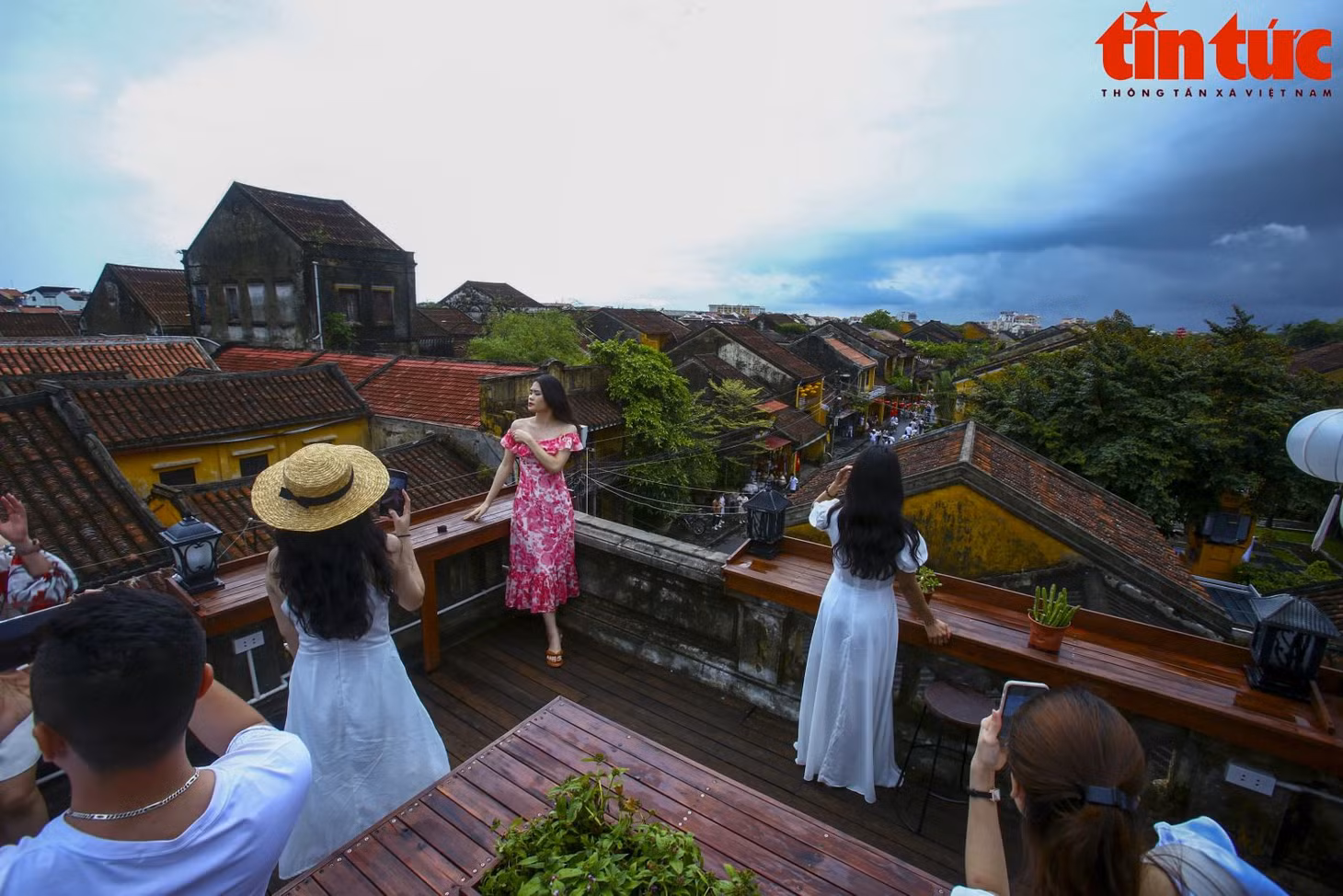 Những căn nhà với mái ngói phong sương trong phố cổ Hội An luôn là điểm đến yêu thích của giới trẻ, họ tìm đến để săn lùng kỷ niệm với phố cổ từ trên cao.