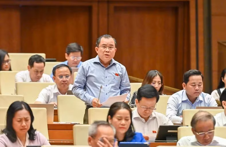 Đại biểu Nguyễn Tâm Hùng (Đoàn Bà Rịa-Vũng Tàu) phát biểu ý kiến tại hội trường. (Ảnh: BÙI GIANG)