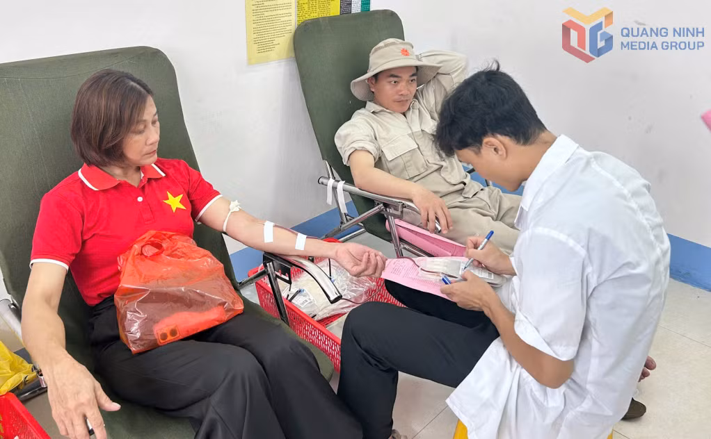 Tình nguyện viên CTĐ xã Quan Lạn tham gia hiến máu tình nguyện tại xã Quan Lạn (huyện Vân Đồn) tháng 5/2025.