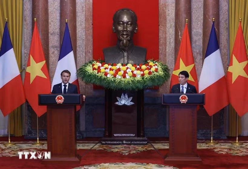 Chủ tịch nước Lương Cường và Tổng thống Pháp Emmanuel Macron tại buổi gặp gỡ báo chí. (Ảnh: Lâm Khánh/TTXVN)
