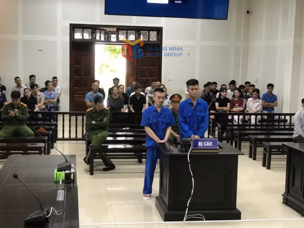Bị cáo Nguyễn Văn Sình và Lê Mạnh Hùng tại phiên tòa